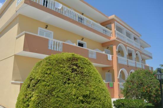 Derekas Studios & Apartments Лаганас Экстерьер фото
